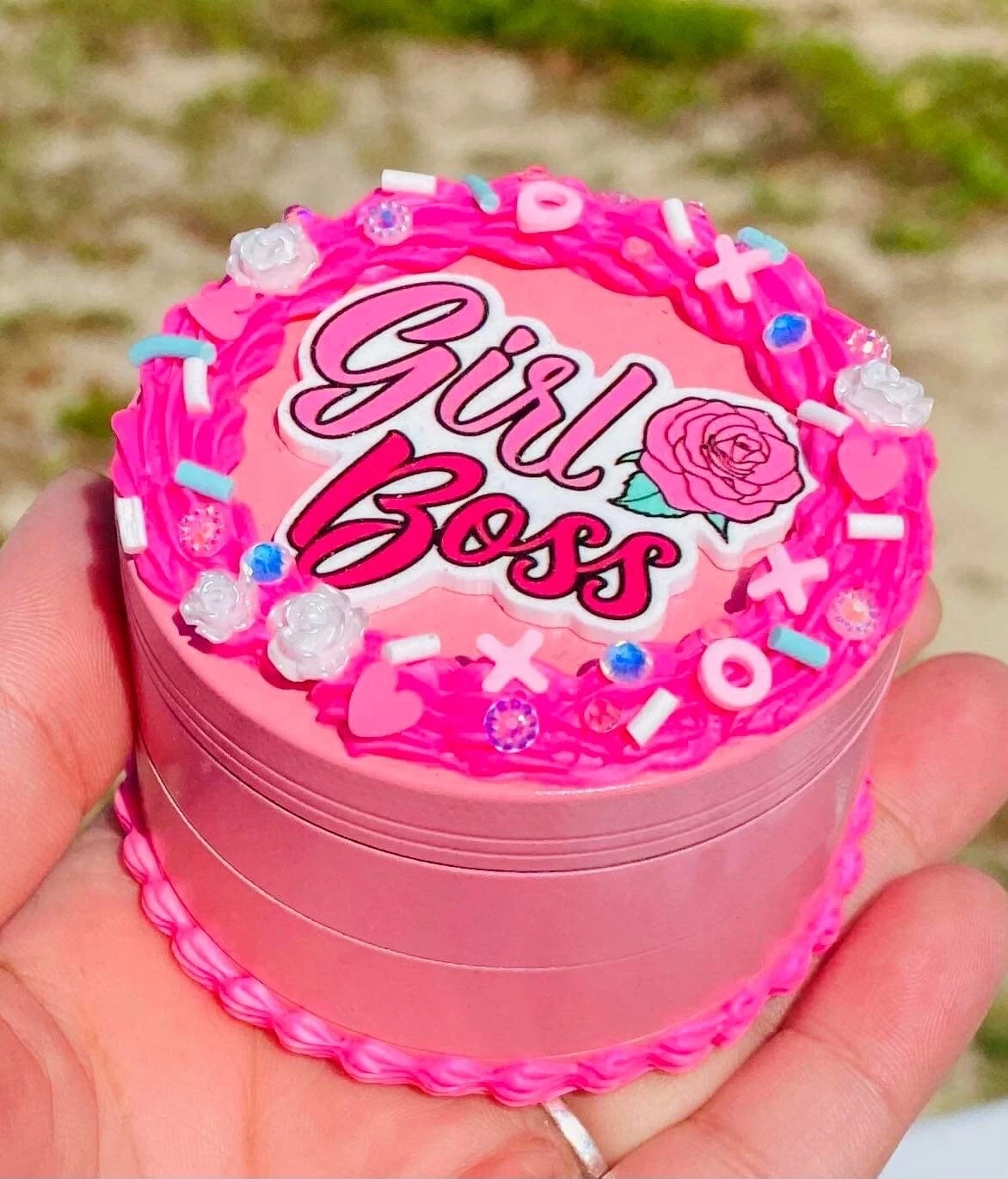 Girl Boss Cake Tobacco Herb Spice Grinder Herbal Smoke Metal Glow-In-Dark