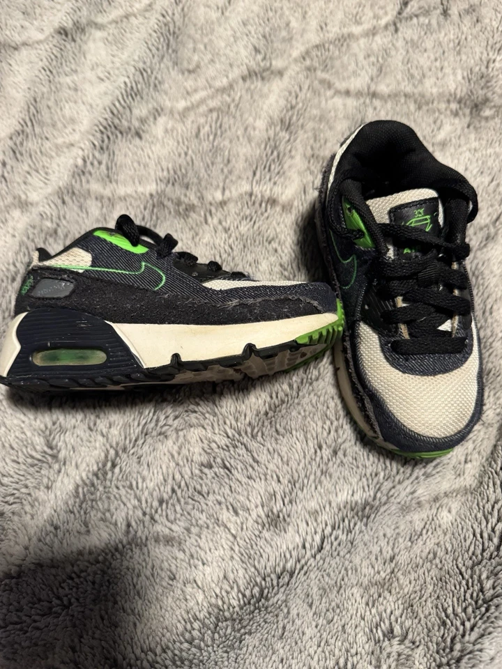 Zapatos Nike Air Max 90 SE para niños pequeños talla 9,5 Foto 2 de 4