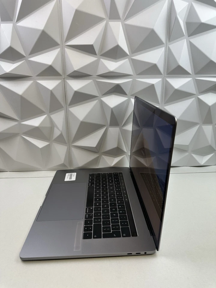 Apple MacBook Pro 15" A1990 Touch Bar 2018 Grey 2.9GHz i9 32GB /1 TB SSD Grade B - Image 3 of 4
