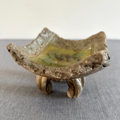 JAPANISCHE STUDIO KERAMIK Wabi Sabi Schale mit Beinen BRUTALIST Vulkanglasur 12 cm