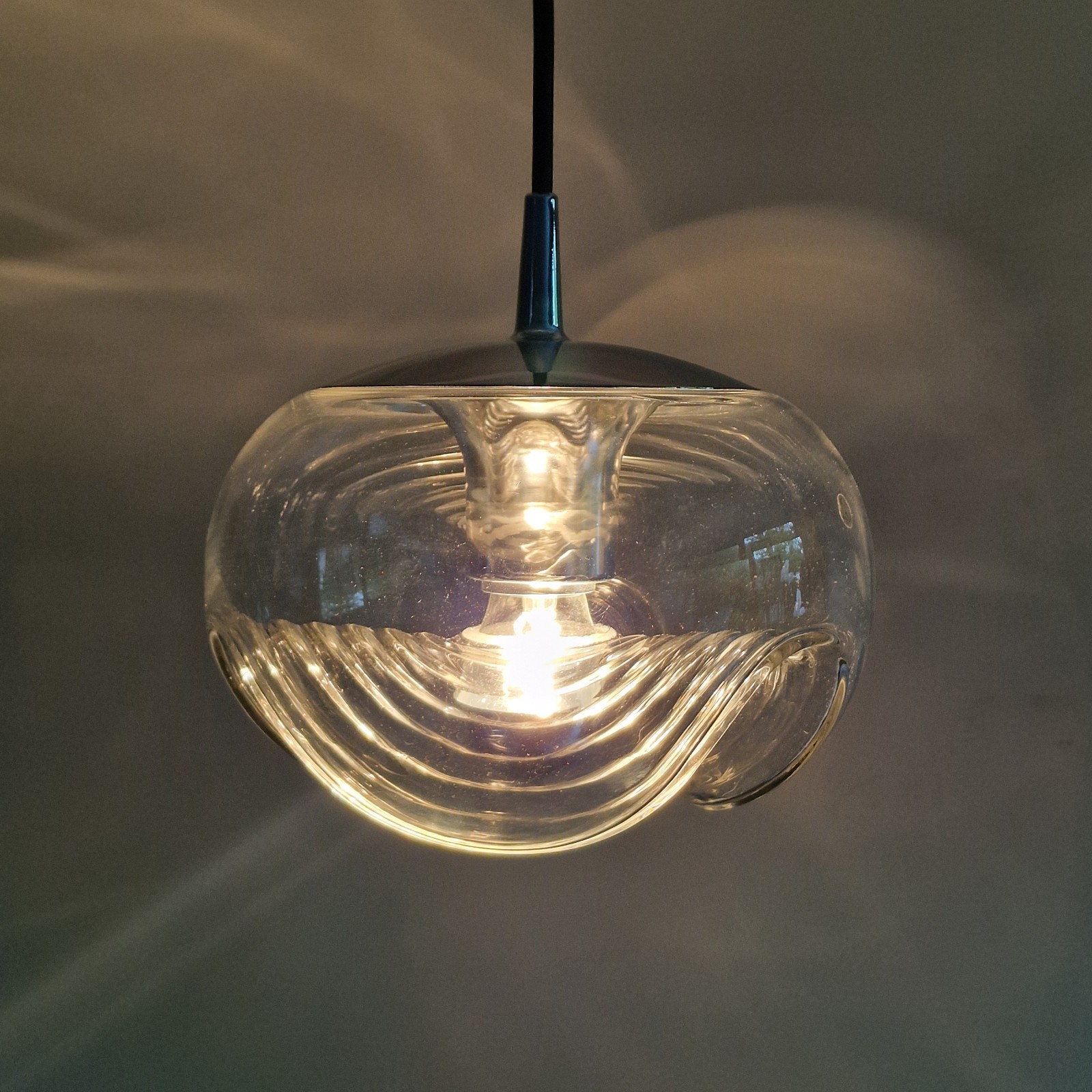 Foto 2 van Vintage pendant Lamp, Peill & Putzler “Wave” / “Futura”, Ø 22 cm, space age