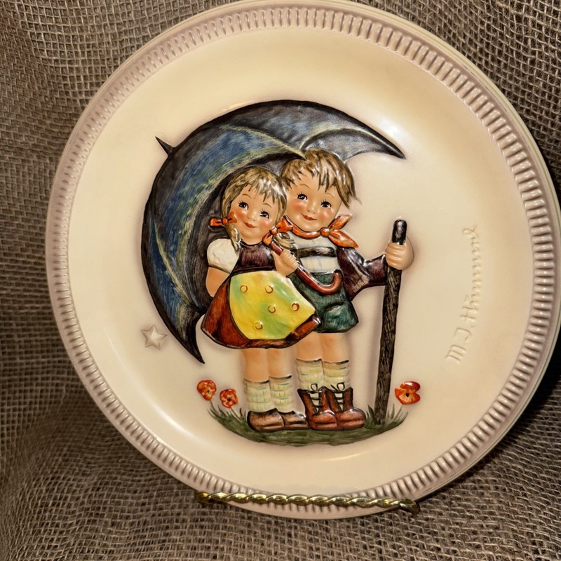 GOEBEL HUMMEL Germany Vtg 1st Edition 1975 Plate “Stormy Weather”  New in Box