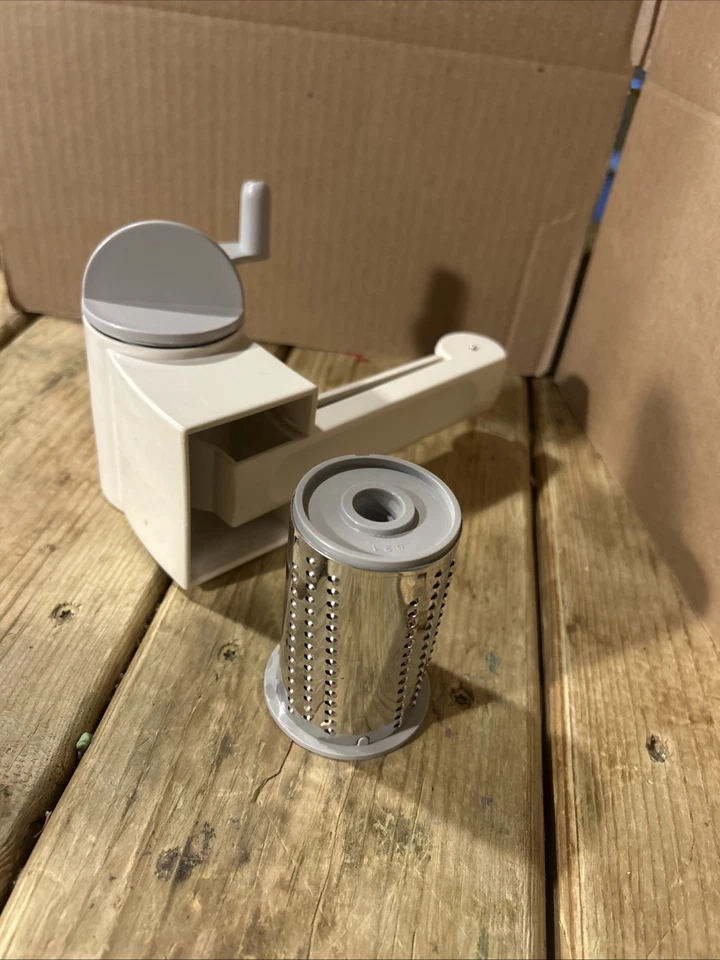 The Pampered Chef Deluxe Cheese Grater 1275 w/ 2 Shredding Blade Drums - Image 3 of 4