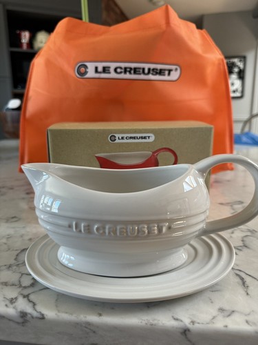 Le Creuset Steinzeug weiß 2 Stück Sauciere & Unterteller Liner Neu im Karton