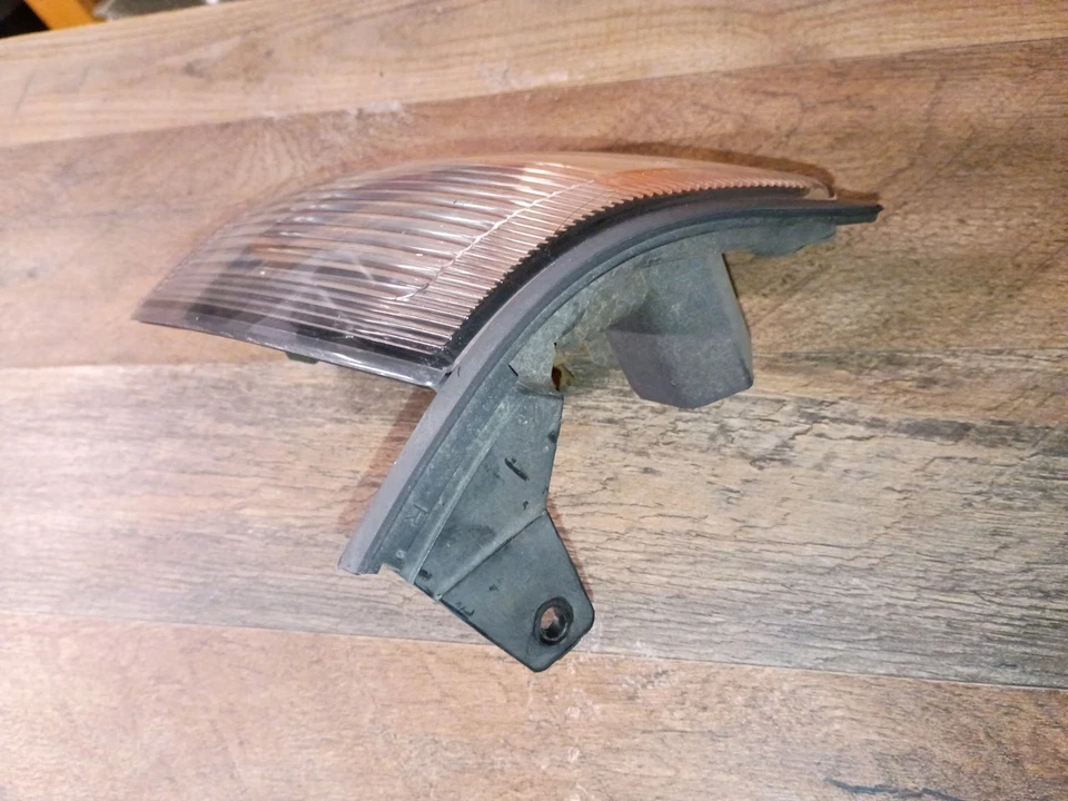 Infiniti QX4 1997-01 / QX-4 DERECHO / luz de esquina de pasajero / marcador lateral  Foto 4 de 4