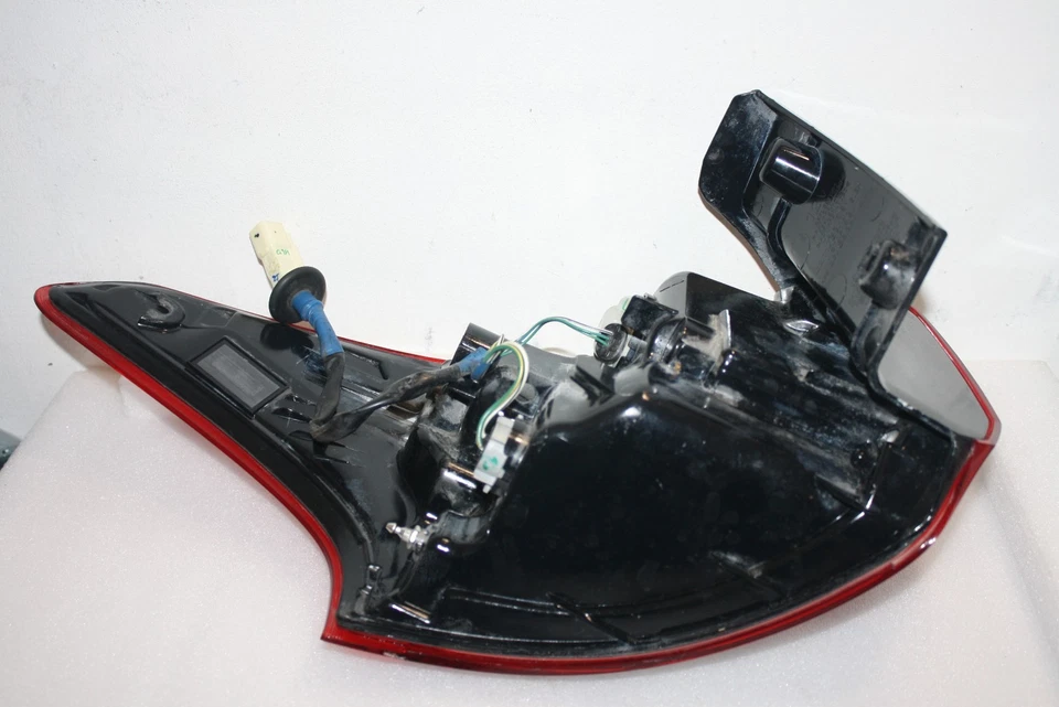 LUZ TRASERA DERECHA ORIGINAL MITSUBISHI OUTLANDER 2018 A 2021 Foto 4 de 4