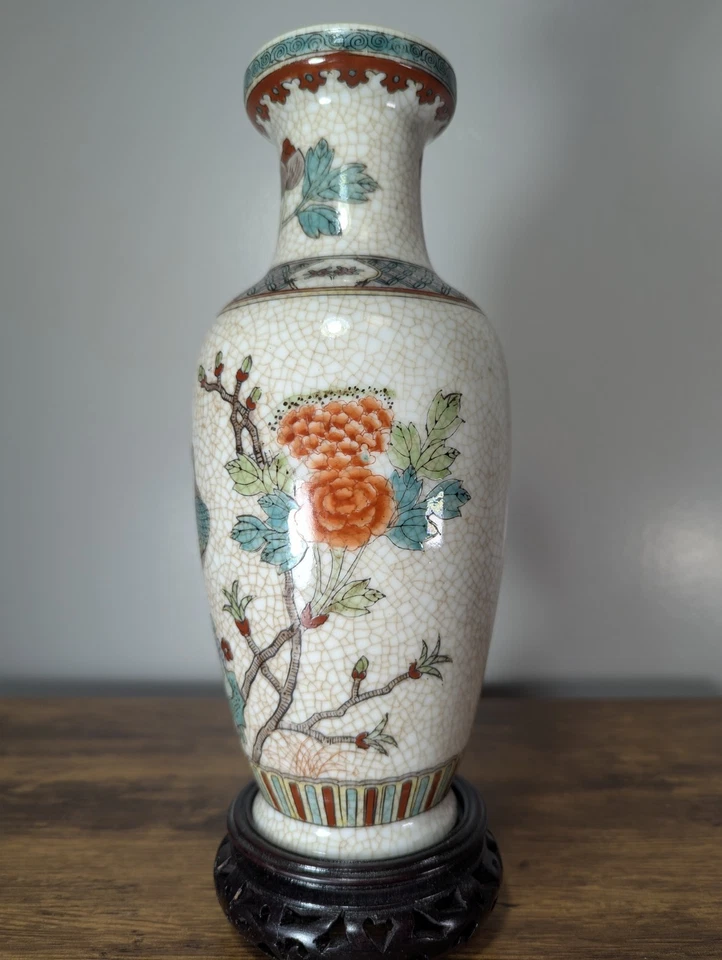 Jarrón chino vintage multicolor esmalte craquelado, con base de madera, flor y pájaro, años 90 Foto 3 de 4