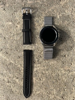 Samsung Galaxy Watch3 41mm Mystic Silver + zwei Armbändern & Original-Ladekabel