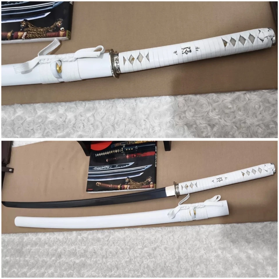 Katana blanca japonesa hecha a mano con detalles plateados y hoja negra afilada Foto 2 de 4