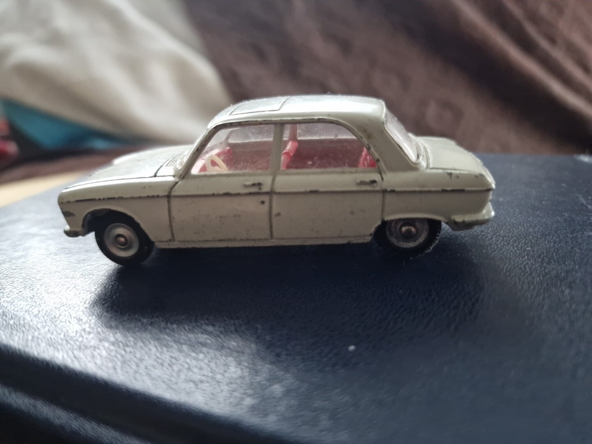 Dinky Toys - Peugeot 204 - Réf 510 - Miniature 1/43 Collection