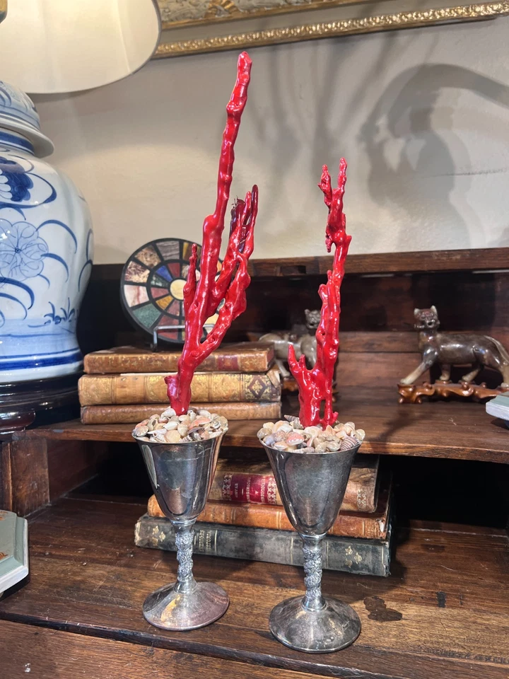 Juego de dos copas figurativas vintage plateadas con coral sintético rojo hechas a medida Foto 2 de 4