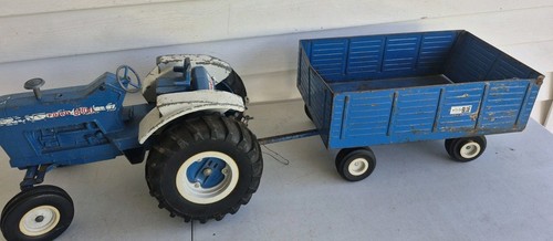 VINTAGE FORD 8000 DIECAST TRACTOR TOY WITH TRAILER BLUE AND WHITE FARM TOYS