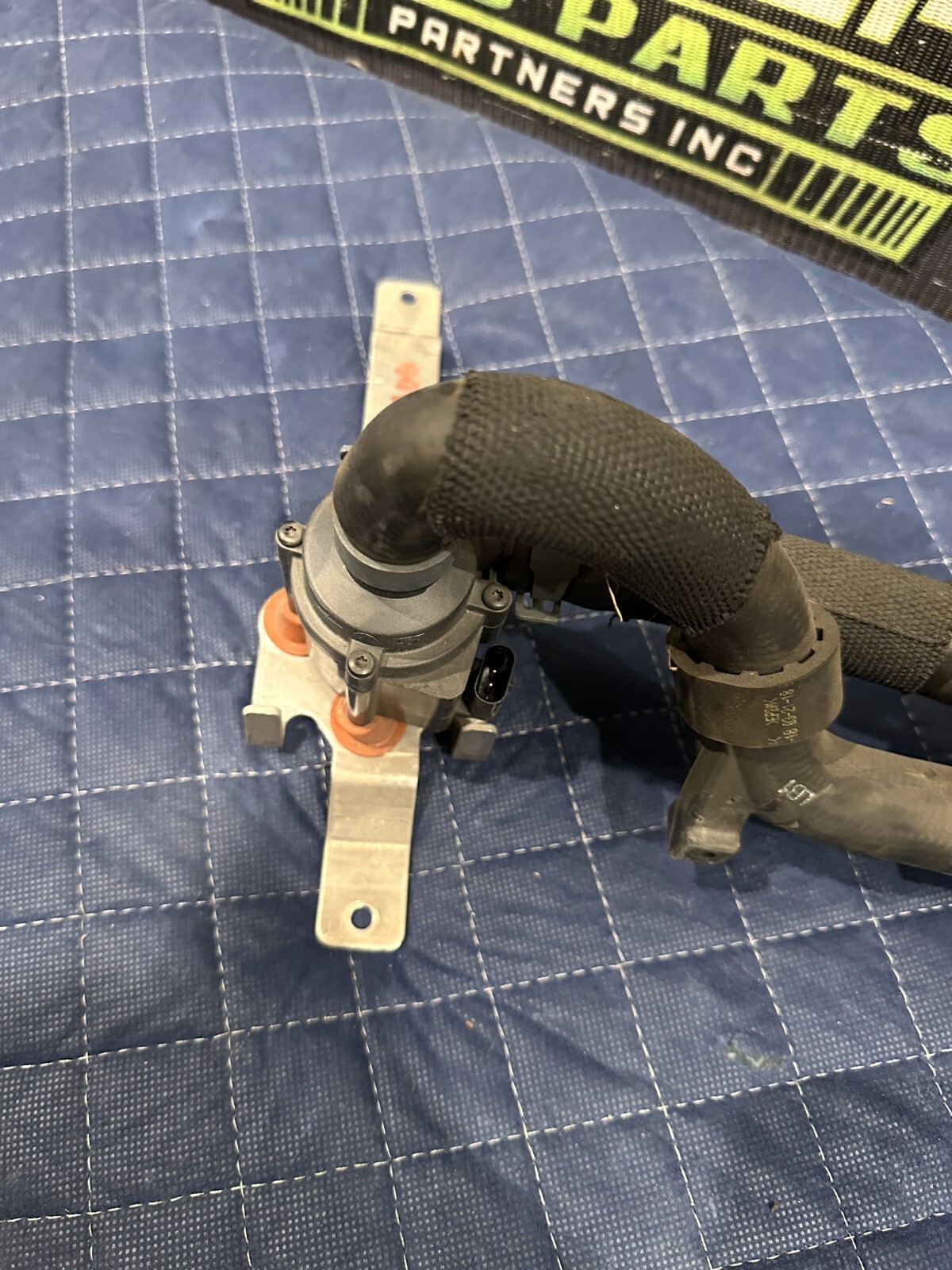 2018 AUDI R8 V10 REAR AUXILIARY WATER PUMP W/ PIPE HOSE 06H 121 601 06H121601