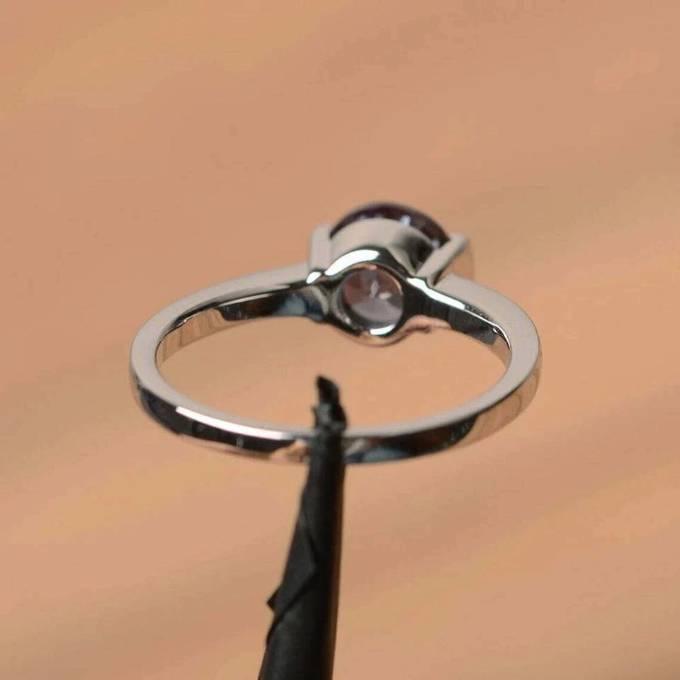 Anillo de boda solitario de alejandrita redondo de 2 quilates para mujer enchapado en oro de 14 quilates Foto 4 de 4
