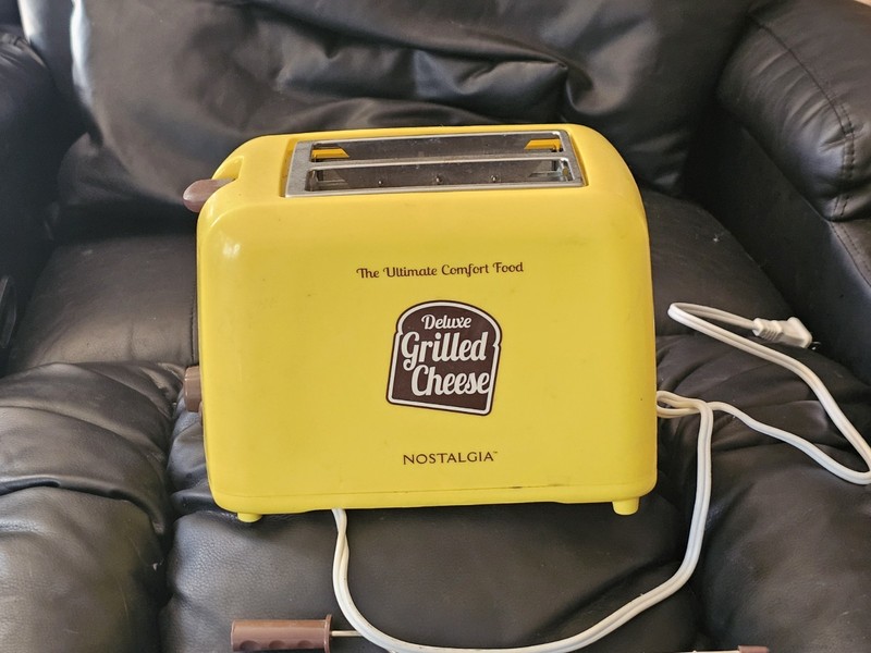 Nostalgia GCT2 Deluxe Grilled Cheese Sandwich Toaster, 2-Slice 1200W Yellow