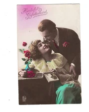 SB1832  ROARING TWENTIES  LOVECOUPLE WATCHING A POSTCA COLLECTION , ALBUM RPPC