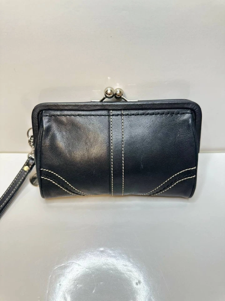 Muñequera Coach de cuero negro con marco Soho Kisslock Foto 2 de 4