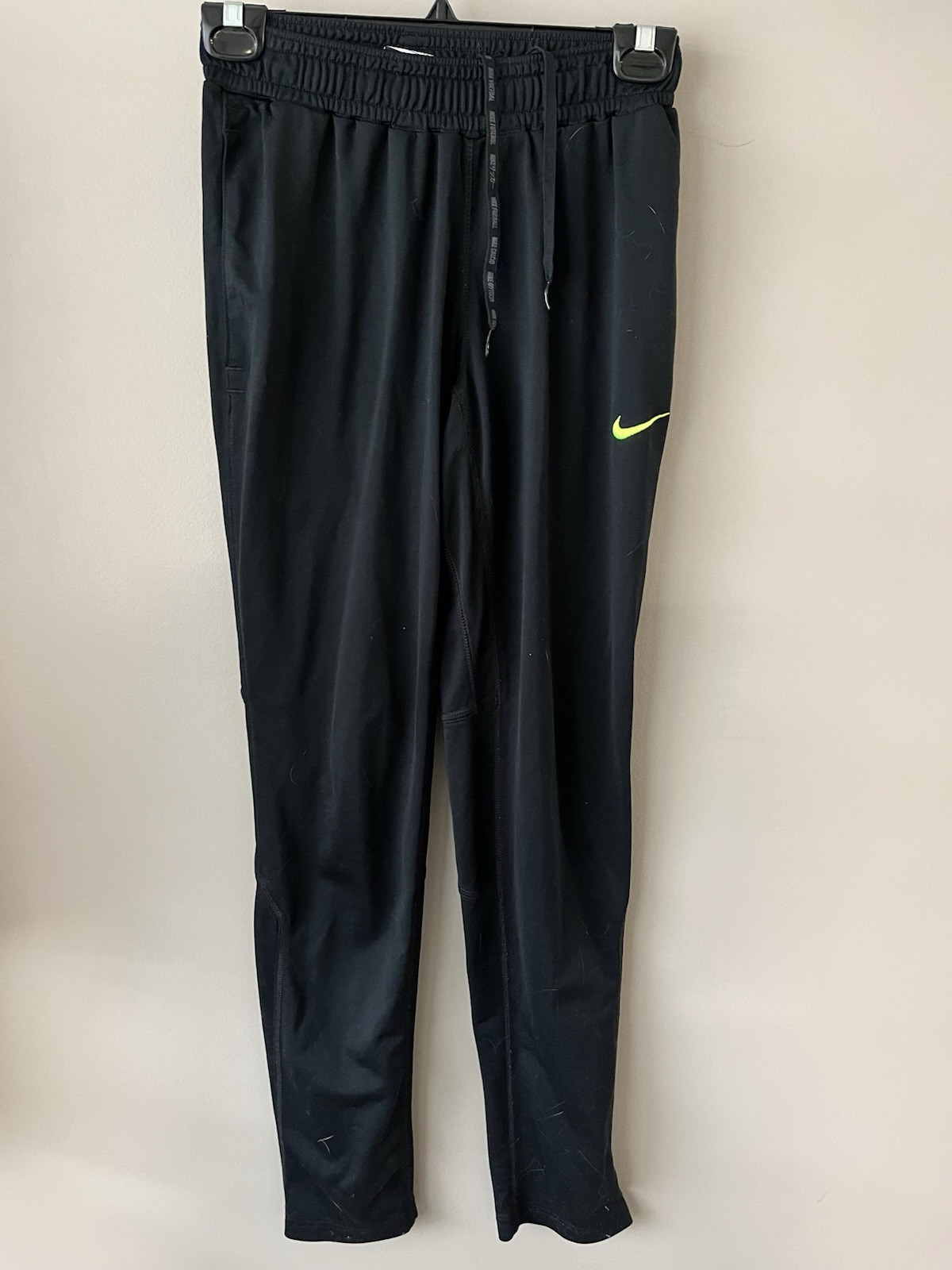 Pantalones de fútbol Nike Dri-Fit Academy DA9885-011 negros con cremallera al tobillo para mujer talla XS