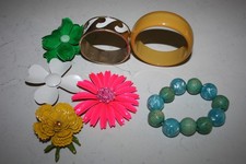 MIXED LOT OF 60s/70s RETRO JEWELRY ~ ENAMEL FLOWER PINS AND BRACELETS