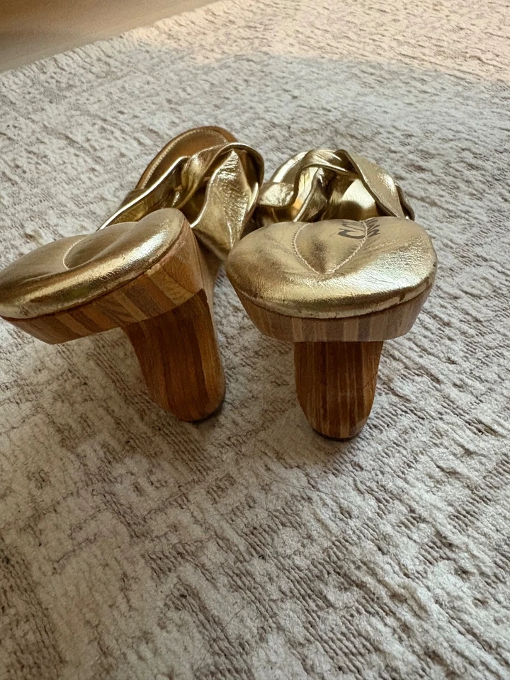 Tacones de madera curvos de cuero dorado vintage de los años 70 boho únicos en su clase talla 7 Foto 4 de 4