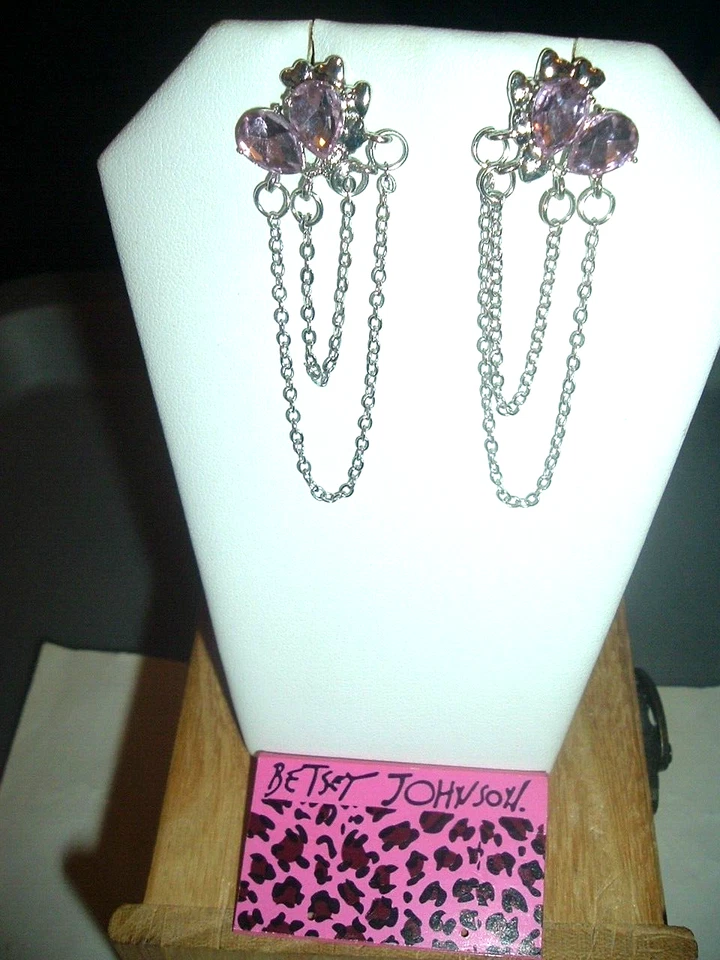 BRINCOS PERFURADOS CORRENTE PRATA ROSA FORMA DE PÊRA CRISTAIS DE FLORES Betsey Johnson - Imagem 3 de 4