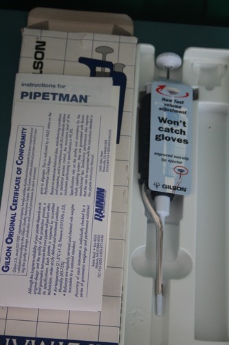 NUOVO GILSON P100 PIPETMAN SINGOLO CANALE 10-100 uL PIPETTOR REGOLABILE PIOGGIA - Foto 1 di 4