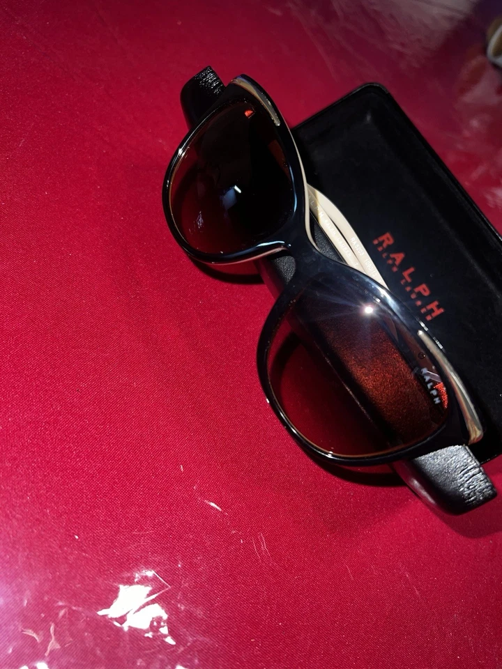 Gafas de sol Ralph By Ralph Lauren RA5203 negras y doradas sobre bronceado 54 mm 16 mm 135 mm Foto 2 de 4