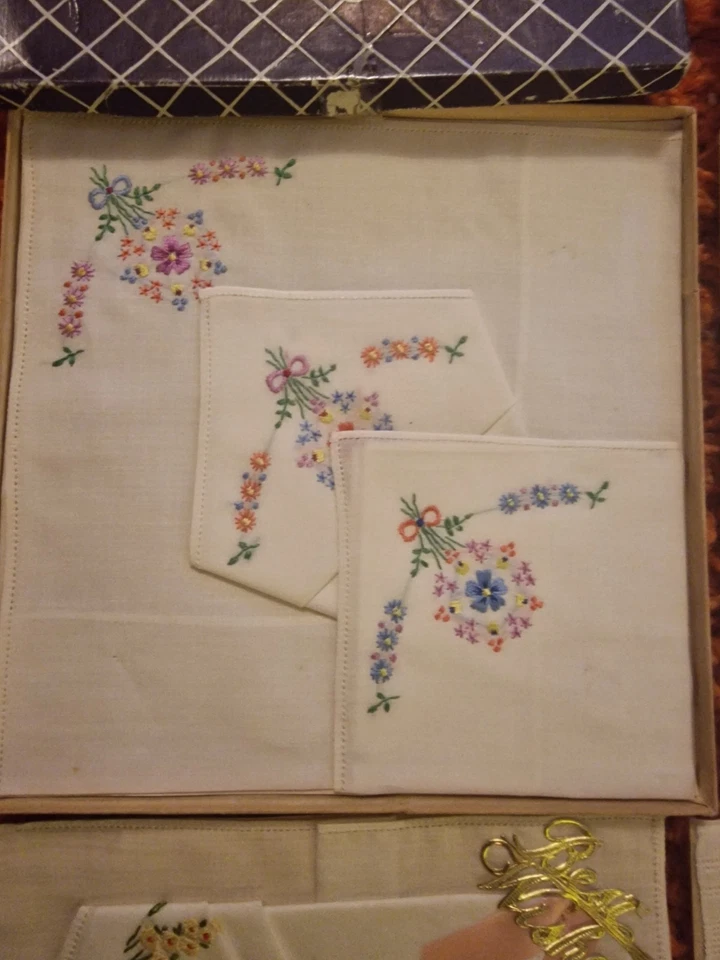 6 sets VINTAGE EMBROIDERED IRISH LINEN LADIES HANKIES,  UNUSED - Image 4 of 4