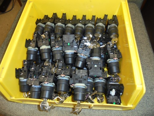 QTY: 40 Siemens Key Switch 2 Position W/3SU1400-1AA10-1BA0
