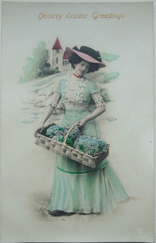 Antike Oster Grußkarte Kirche & Dame in Haube mit Blumenkorb