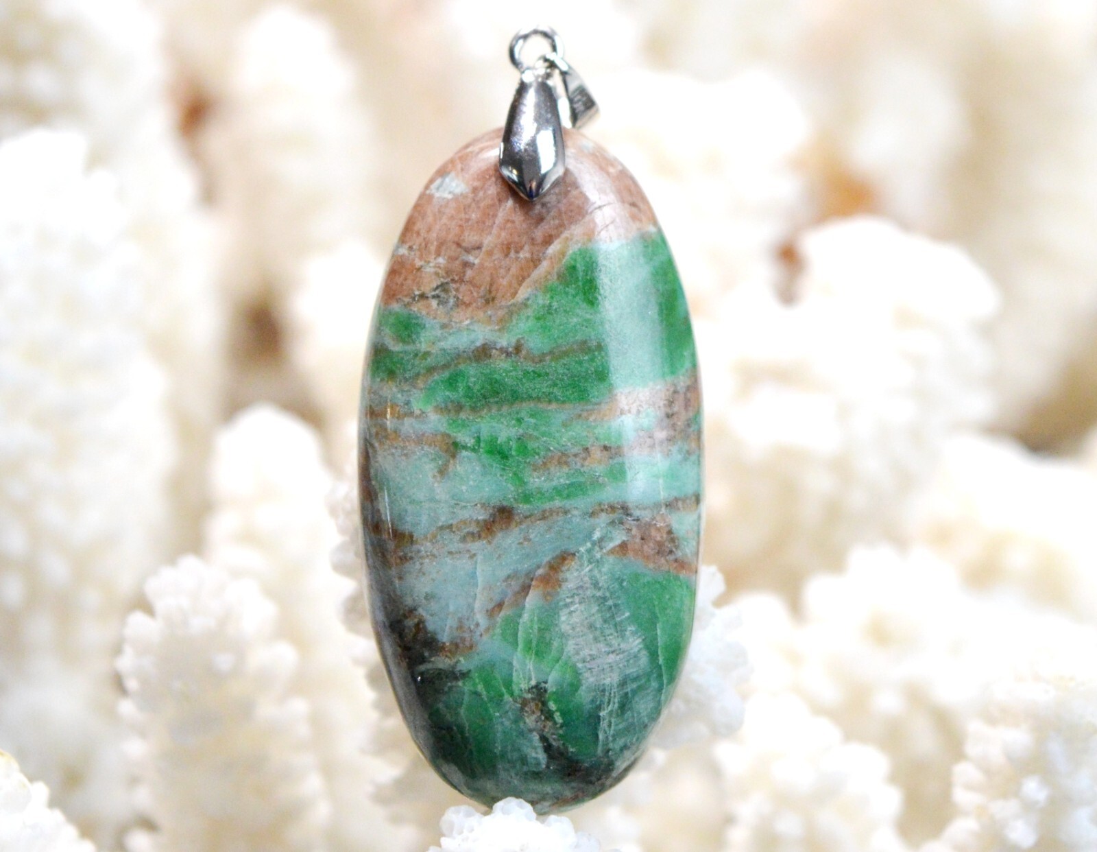 Pendentif en Jade Omphacite et Grenat 100 carats : Portez la nature d'Italie au quotidien