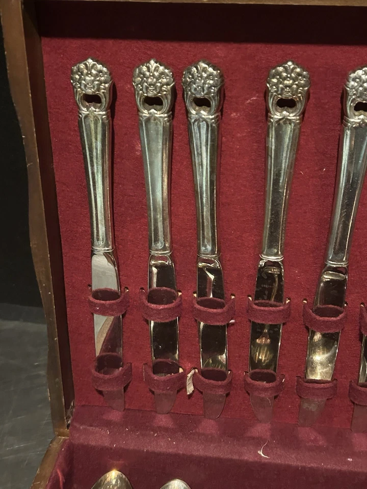 JUEGO DE 52 PIEZAS CUBIERTOS 1847 ROGERS ETERNAMENTE TUYOS PLATEADOS EN COFRE Foto 2 de 4