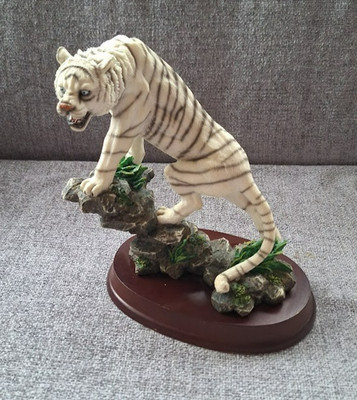 Weißer Tiger Figur auf Felsen mit Holzsockel GA215A - GA   Sammlerstück