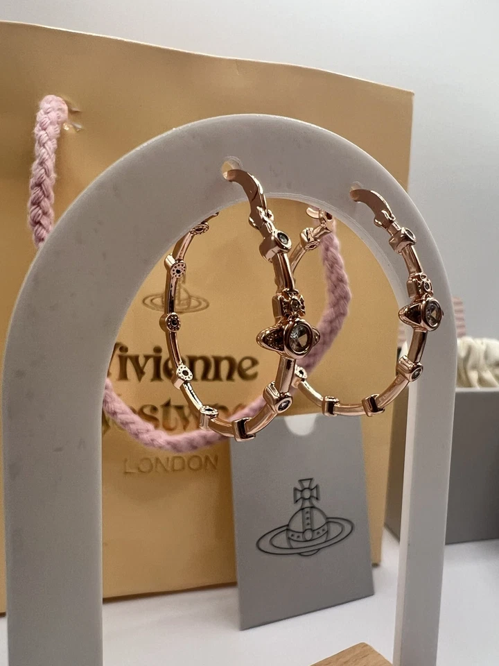 Pendientes de aro Vivienne Westwood Felicia en oro rosa con embalaje de regalo Foto 3 de 4