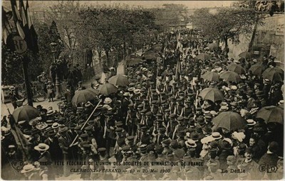 Old postcard Clermont-Ferrand - Le Defile (118283)