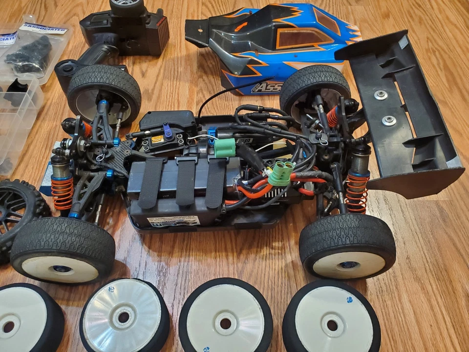 LOT 1:8 6S 4WD Team Associated RC8B3E B3.1E RC Car Buggy RTR Charger Extras B3E - Image 2 of 4