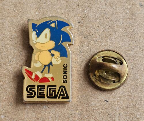 Sonic The Hedgehog Pin SEGA Logo Waiting Metal Badge RARE - Picture 1 of 4