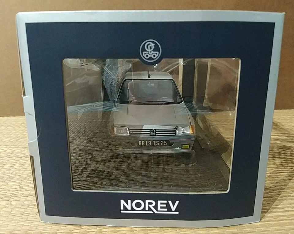 O27 Voiture 1/18 Peugeot 205 GTI 1,6 🔳 Futura Grey - 1988 - NOREV Ref: 184852 - Photo 2/4