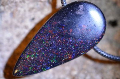 45ct 43x20x7 Big A-Grade Red Multicolor Black Basalt Matrix Opal Kette Honduras