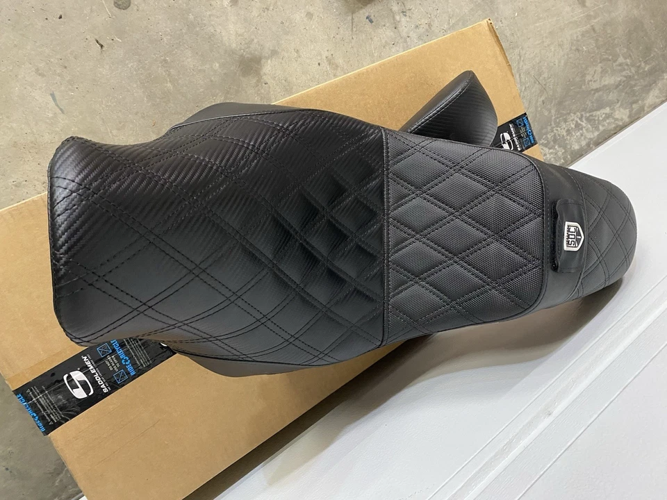 Asiento con pinza Saddlemen Pro Series SDC Performance para Harley Davidson FXLR/FLSB Foto 3 de 4