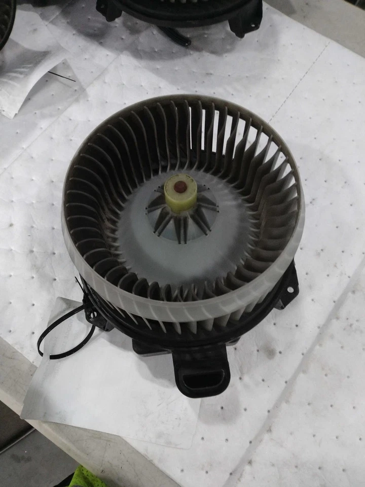 Motor soplador de climatización usado se adapta a: camioneta Ram Dodge 1500 2015 grado A Foto 2 de 4