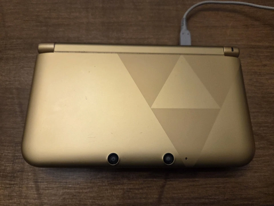 Nintendo 3ds XL The Legend of Zelda a Link Between Worlds Limited Edition Gold - Image 2 of 4