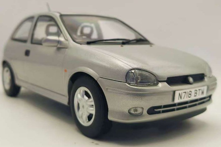 MODEL CAR GROUP VAUXHALL CORSA GSi SILVER UK RHD 1-18 SCALE 18846