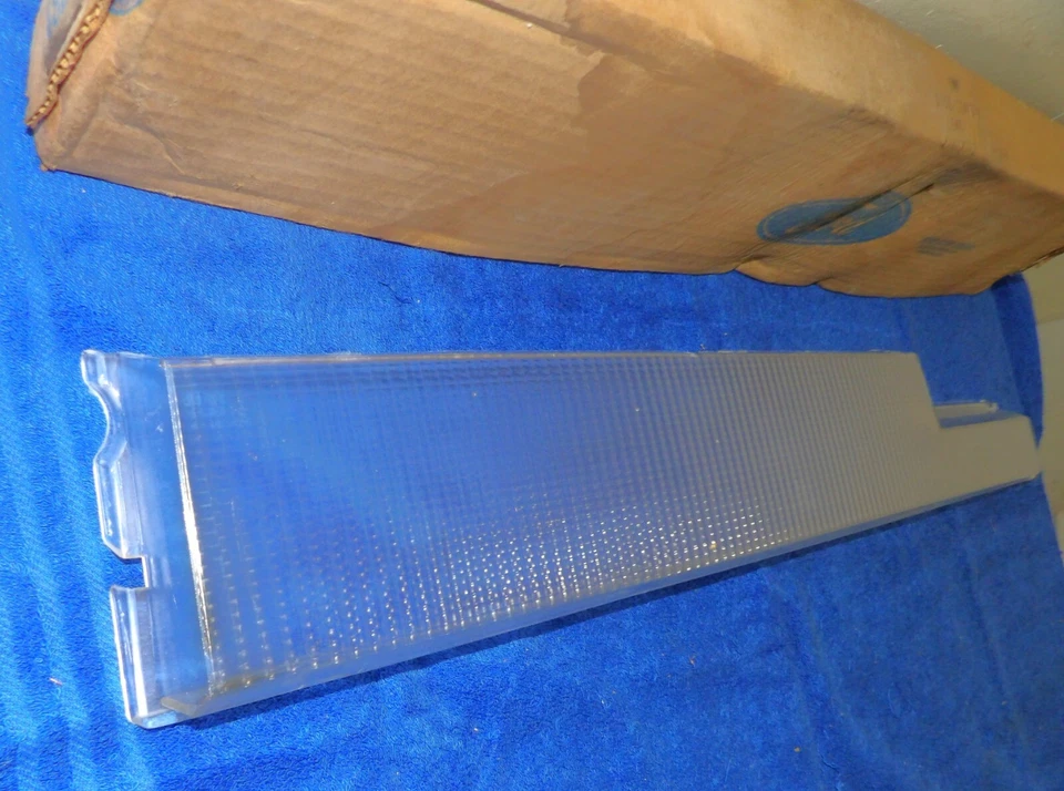 1977 1978 Ford Thunderbird NOS LH REAR TAIL LAMP INNER CLEAR OPTIC LENS - Image 3 of 4