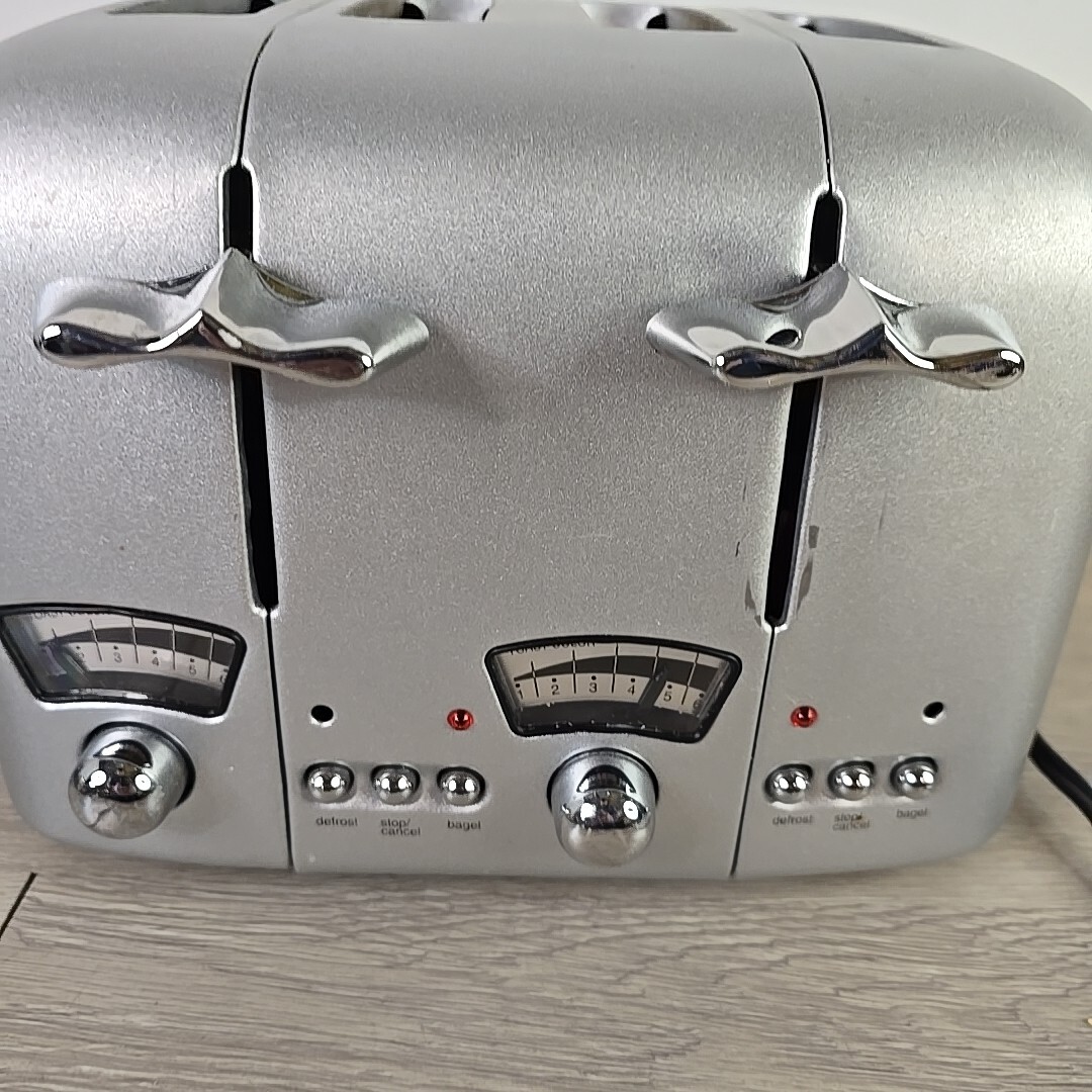 DeLonghi RT400 Vintage Retro Style 4 Slice Toaster Defrost Bagel