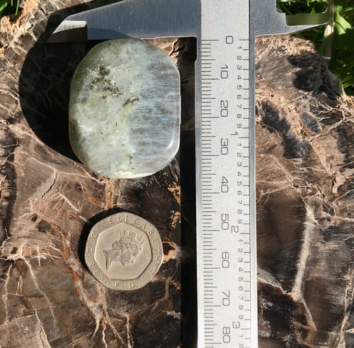 Labradoryt Fioletowy Różowy Zachód Słońca Błyszczący Palm Worry Stone Kryształ - Zdjęcie 7 z 7