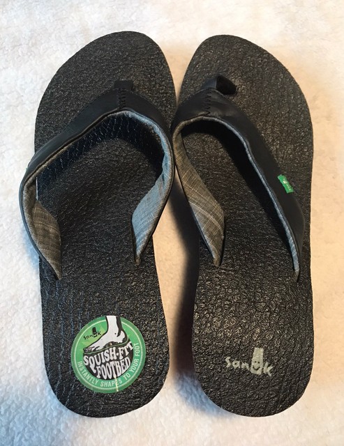sanuk black flip flops womens