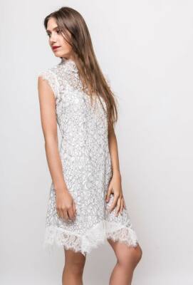 Robe blanche doublée dentelle raffinée sans manches taille S/M ou