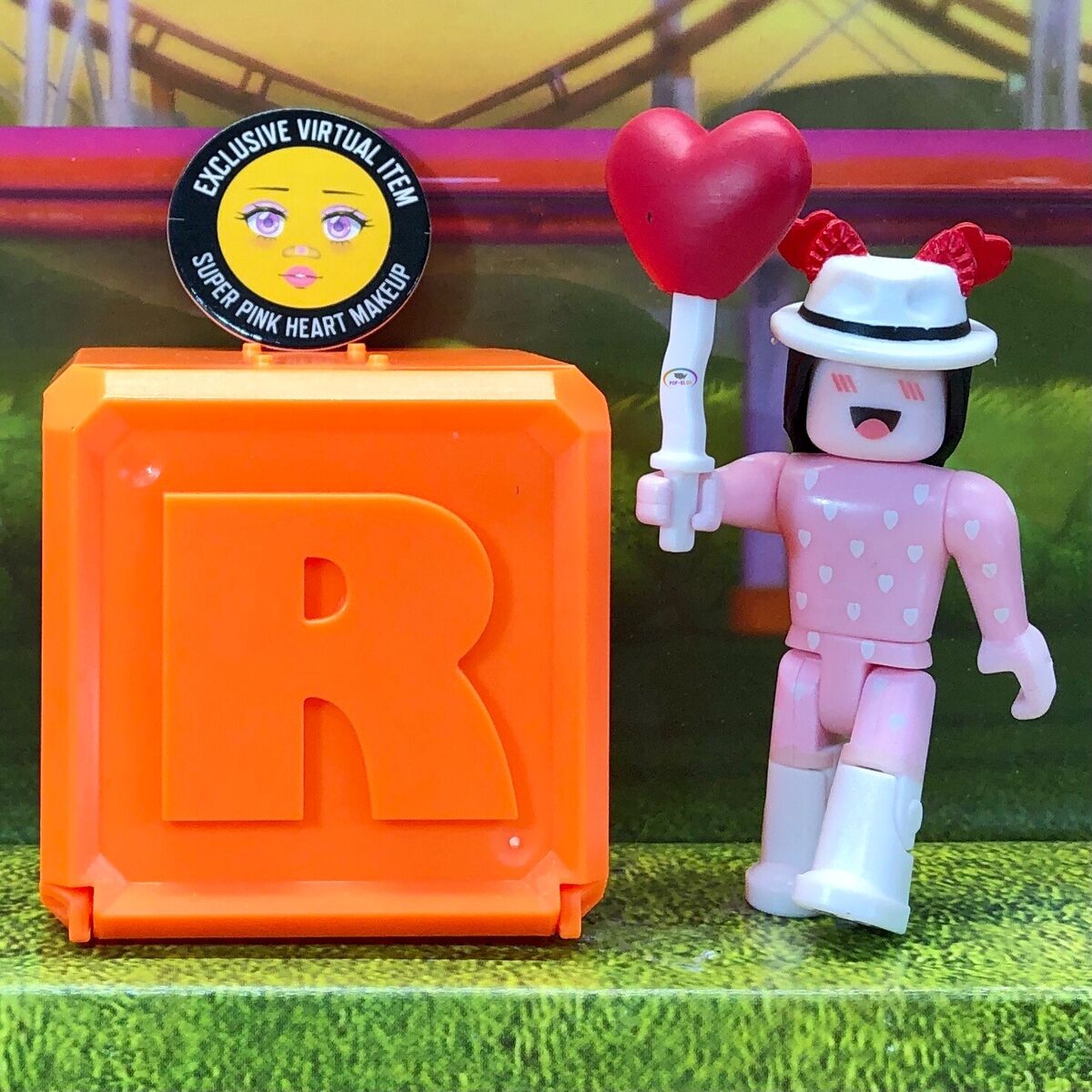 Roblox Celebrity Series 8 cSAPPHIRE Figure w/ SUPER PINK HEART