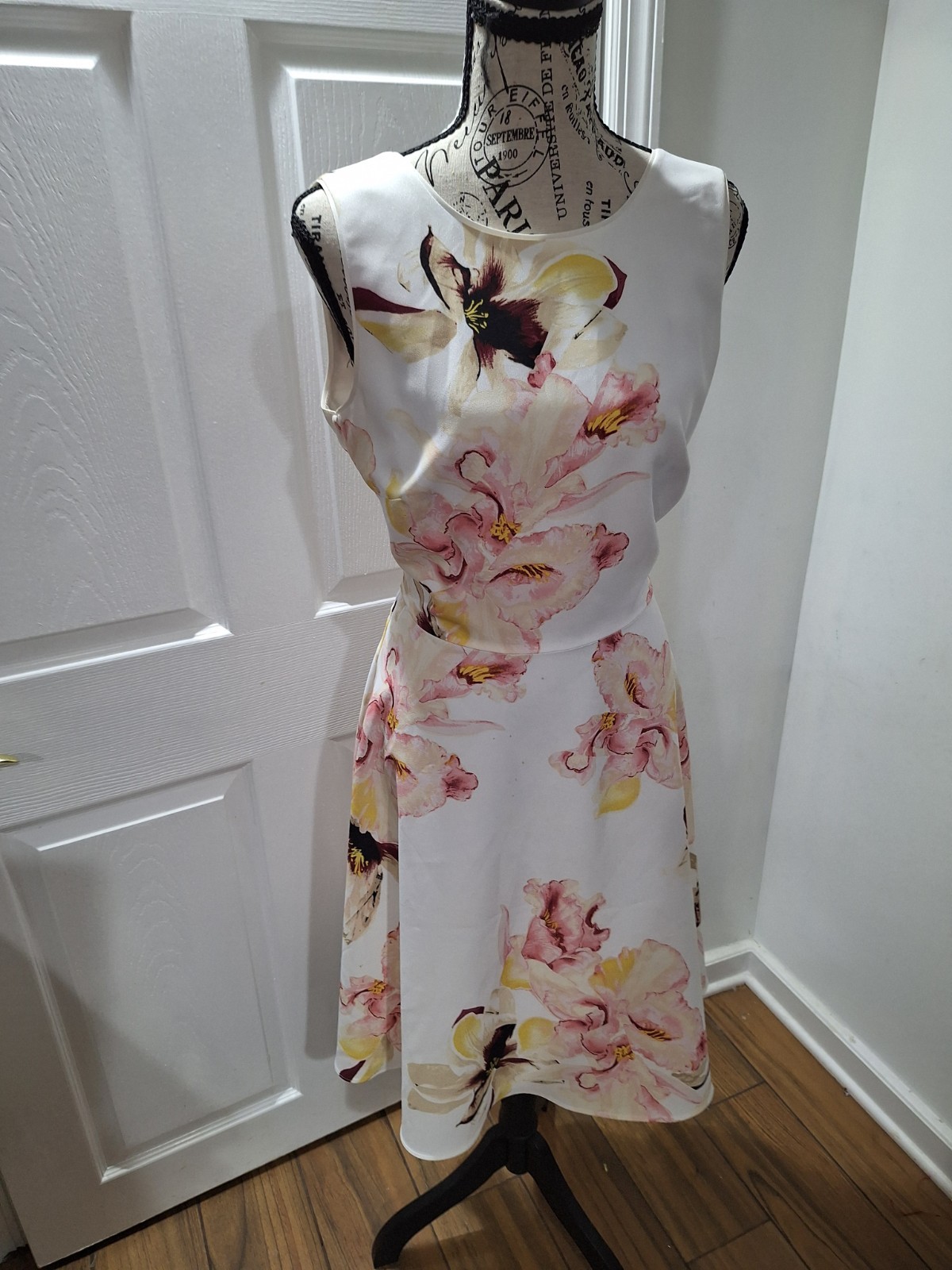 White House Black Market Sleeveless Dress Size6 Tan White Pink Floral